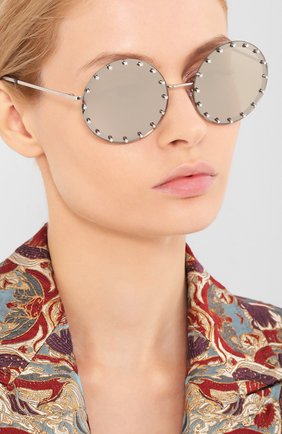 Женские солнцезащитные очки VALENTINO серого цвета по цене 29950 руб., арт. 2010B-3057T7 | Фото 2 Женские солнцезащитные очки VALENTINO серого цвета, арт. 2010B-3057T7 | Фото 2