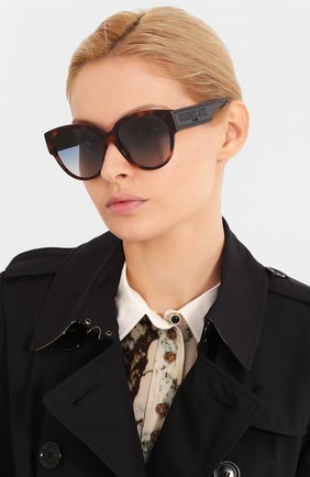 Женские солнцезащитные очки DIOR коричневого цвета по цене 22350 руб., арт. DI0RID2 086 | Фото 2 Женские солнцезащитные очки DIOR коричневого цвета, арт. DI0RID2 086 | Фото 2