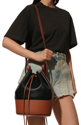 Женская сумка balloon LOEWE черного цвета, арт. 326.76AC30 | Фото 2 (Материал: Натуральная кожа; Размер: medium; Ремень/цепочка: На ремешке; Сумки-технические: Сумки через плечо, Сумки top-handle)