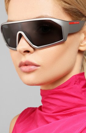 Женские солнцезащитные очки PRADA LINEA ROSSA серого цвета по цене 19200 руб., арт. 03VS-5735Z1 | Фото 2 Женские солнцезащитные очки PRADA LINEA ROSSA серого цвета, арт. 03VS-5735Z1 | Фото 2