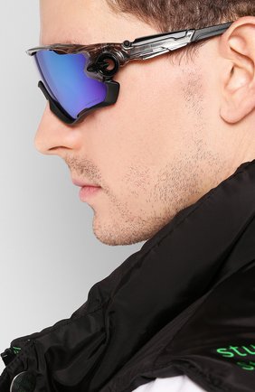 Женские солнцезащитные очки OAKLEY черного цвета по цене 16800 руб., арт. 9290-929046 | Фото 3 Женские солнцезащитные очки OAKLEY черного цвета, арт. 9290-929046 | Фото 3 (Тип очков: С/з; Очки форма: Маска; Оптика Гендер: оптика-унисекс)