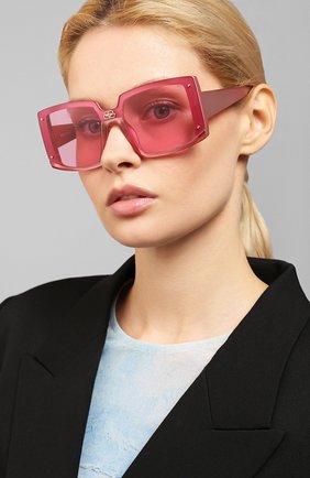 Женские солнцезащитные очки BALENCIAGA темно-розового цвета по цене 32900 руб., арт. BB0081S 004 | Фото 2 Женские солнцезащитные очки BALENCIAGA темно-розового цвета, арт. BB0081S 004 | Фото 2