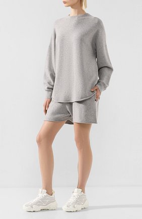 Женский кашемировый свитер EXTREME CASHMERE серого цвета по цене 46650 руб., арт. 053/CREW H0P | Фото 2 Женский кашемировый свитер EXTREME CASHMERE серого цвета, арт. 053/CREW H0P | Фото 2