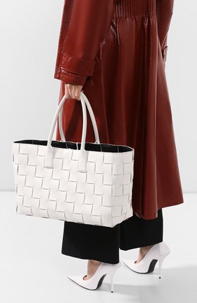 Женская сумка-шопер BOTTEGA VENETA черно-белого цвета по цене 444500 руб., арт. 607668/VMAY3 | Фото 2 Женская сумка-шопер BOTTEGA VENETA черно-белого цвета, арт. 607668/VMAY3 | Фото 2