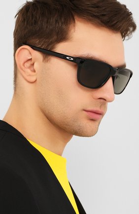 Мужские солнцезащитные очки OAKLEY черного цвета, арт. 9420-942001 | Фото 2 (Тип очков: С/з; Оптика Гендер: оптика-унисекс; Очки форма: Прямоугольные)