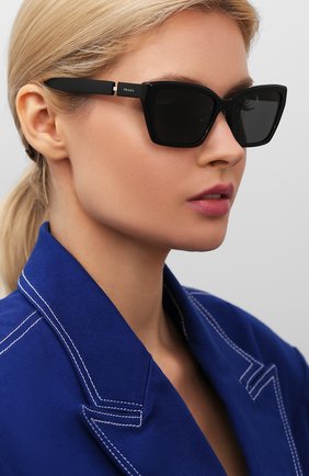 Женские солнцезащитные очки PRADA черного цвета по цене 22100 руб., арт. 14XS-1AB5S0 | Фото 2 Женские солнцезащитные очки PRADA черного цвета, арт. 14XS-1AB5S0 | Фото 2