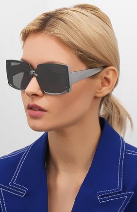 Женские солнцезащитные очки BALENCIAGA серого цвета по цене 32900 руб., арт. BB0081S 002 | Фото 2 Женские солнцезащитные очки BALENCIAGA серого цвета, арт. BB0081S 002 | Фото 2