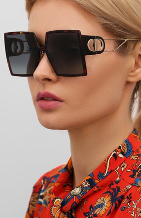 Женские солнцезащитные очки DIOR коричневого цвета по цене 33000 руб., арт. 30M0NTAIGNE EPZ | Фото 2 Женские солнцезащитные очки DIOR коричневого цвета, арт. 30M0NTAIGNE EPZ | Фото 2