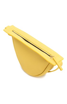 Женская сумка banana THE ROW желтого цвета по цене 141500 руб., арт. W1197L129 | Фото 4 Женская сумка banana THE ROW желтого цвета, арт. W1197L129 | Фото 4 (Сумки-технические: Сумки через плечо; Размер: medium; Материал: Натуральная кожа; Ремень/цепочка: На ремешке)