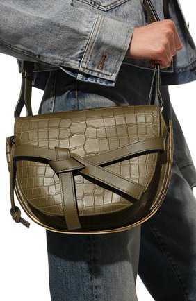 Женская сумка gate из кожи крокодила LOEWE темно-зеленого цвета по цене 1380000 руб., арт. 329.25AT20/CP0R | Фото 2 Женская сумка gate из кожи крокодила LOEWE темно-зеленого цвета, арт. 329.25AT20/CP0R | Фото 2 (Ремень/цепочка: На ремешке; Сумки-технические: Сумки через плечо; Размер: medium)