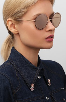 Женские солнцезащитные очки VALENTINO золотого цвета по цене 36400 руб., арт. 2010B-3058E0 | Фото 2 Женские солнцезащитные очки VALENTINO золотого цвета, арт. 2010B-3058E0 | Фото 2 (Тип очков: С/з; Оптика Гендер: оптика-женское; Очки форма: Круглые)