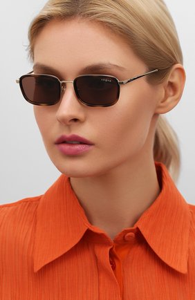 Женские солнцезащитные очки VOGUE коричневого цвета по цене 6995 руб., арт. 4166S-848/73 | Фото 2 Женские солнцезащитные очки VOGUE коричневого цвета, арт. 4166S-848/73 | Фото 2