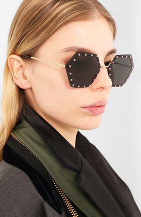 Женские солнцезащитные очки VALENTINO серого цвета по цене 25300 руб., арт. 2035-300387 | Фото 2 Женские солнцезащитные очки VALENTINO серого цвета, арт. 2035-300387 | Фото 2