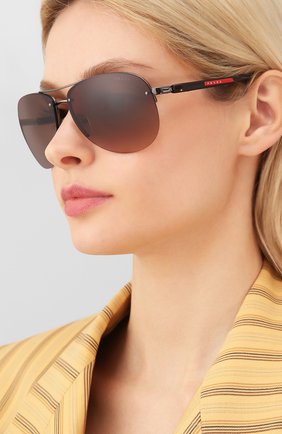 Женские солнцезащитные очки PRADA LINEA ROSSA коричневого цвета по цене 16700 руб., арт. 56MS-5AV6S1 | Фото 2 Женские солнцезащитные очки PRADA LINEA ROSSA коричневого цвета, арт. 56MS-5AV6S1 | Фото 2