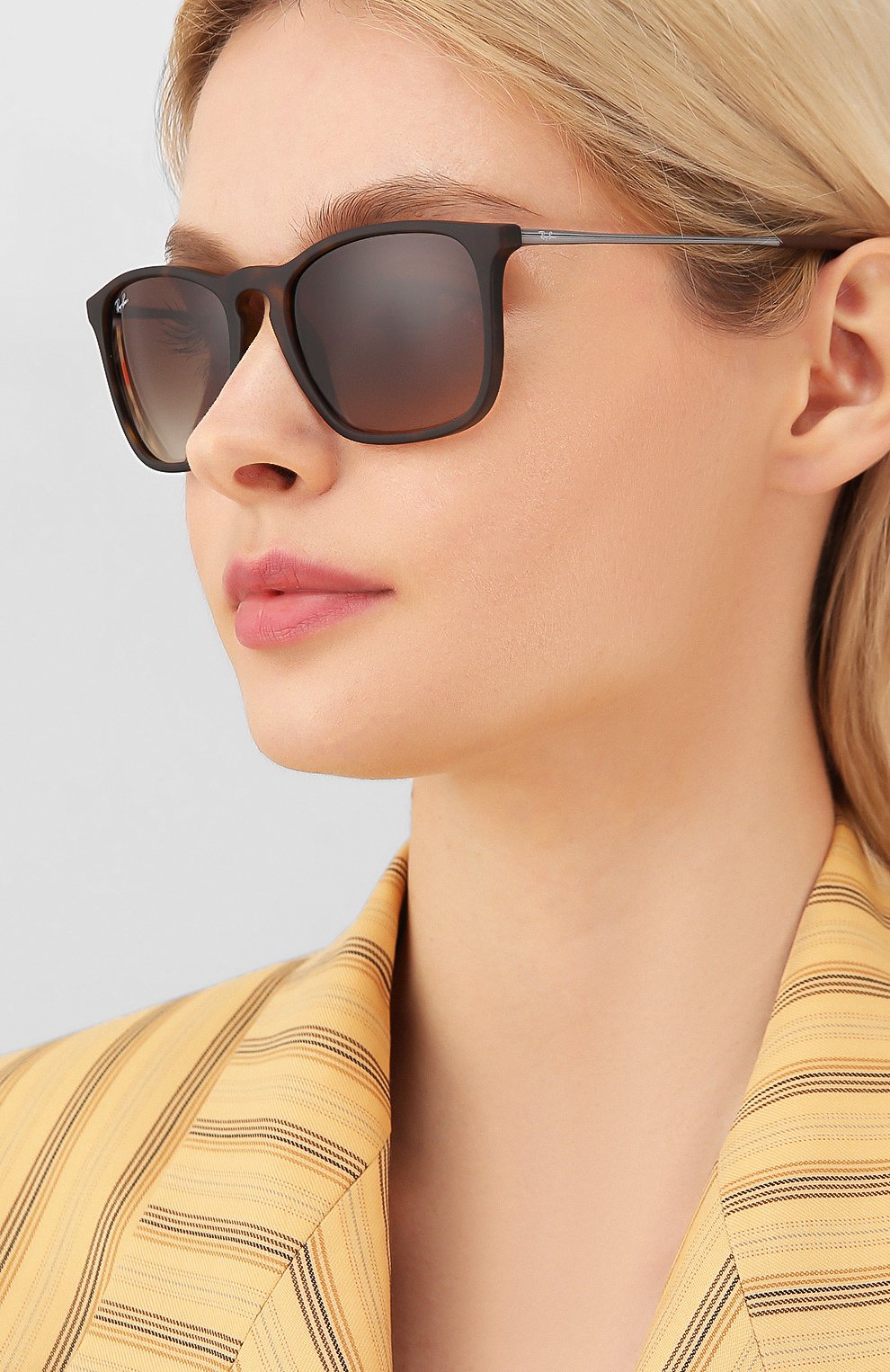 Женские солнцезащитные очки RAY-BAN коричневого цвета по цене 10900 руб., арт. 4187-856/13 | Фото 2 Женские солнцезащитные очки RAY-BAN коричневого цвета, арт. 4187-856/13 | Фото 2