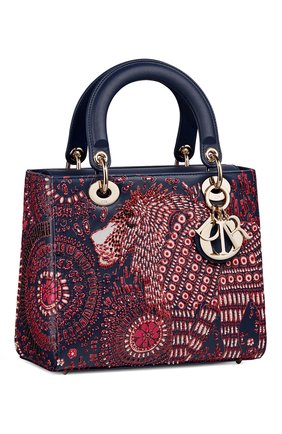 Женская сумка lady dior animals medium DIOR фуксия цвета по цене 415000 руб., арт. M0565OWAQM929 | Фото 2 Женская сумка lady dior animals medium DIOR фуксия цвета, арт. M0565OWAQM929 | Фото 2