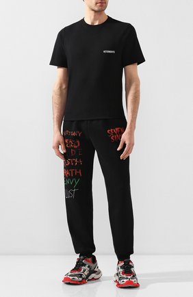Мужская хлопковая футболка VETEMENTS черного цвета по цене 22550 руб., арт. UAH21TR501 1600/M | Фото 2 Мужская хлопковая футболка VETEMENTS черного цвета, арт. UAH21TR501 1600/M | Фото 2