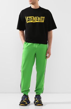 Мужская хлопковая футболка VETEMENTS черного цвета по цене 45950 руб., арт. UAH21TR618 1610/M | Фото 2 Мужская хлопковая футболка VETEMENTS черного цвета, арт. UAH21TR618 1610/M | Фото 2