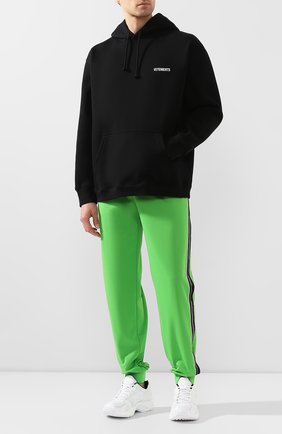 Мужской хлопковое худи VETEMENTS черного цвета по цене 52150 руб., арт. UAH21TR535 1601/M | Фото 2 Мужской хлопковое худи VETEMENTS черного цвета, арт. UAH21TR535 1601/M | Фото 2