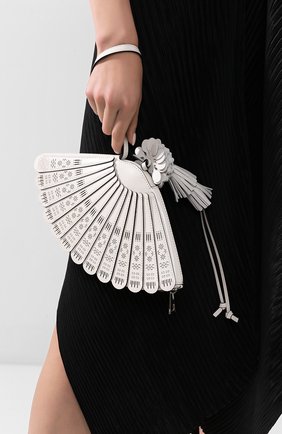 Женский клатч fan loewe x paula's ibiza LOEWE белого цвета по цене 128500 руб., арт. A819050X02 | Фото 2 Женский клатч fan loewe x paula's ibiza LOEWE белого цвета, арт. A819050X02 | Фото 2