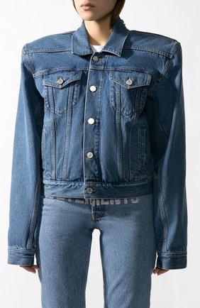 Женская джинсовая куртка VETEMENTS голубого цвета по цене 157000 руб., арт. WAH21JA073/2803 | Фото 2 Женская джинсовая куртка VETEMENTS голубого цвета, арт. WAH21JA073/2803 | Фото 2