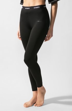 Женские леггинсы VETEMENTS черного цвета по цене 28600 руб., арт. WAH21TR290/1332 | Фото 2 Женские леггинсы VETEMENTS черного цвета, арт. WAH21TR290/1332 | Фото 2