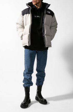Мужская пуховая куртка VETEMENTS серого цвета по цене 152500 руб., арт. UAH21JA003/1303 | Фото 1 Мужская пуховая куртка VETEMENTS серого цвета, арт. UAH21JA003/1303 | Фото 1