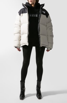 Мужская пуховая куртка VETEMENTS серого цвета по цене 152500 руб., арт. UAH21JA003/1303 | Фото 2 Мужская пуховая куртка VETEMENTS серого цвета, арт. UAH21JA003/1303 | Фото 2