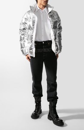 Мужская утепленная куртка VETEMENTS серебряного цвета по цене 191000 руб., арт. UAH21JA924/1303 | Фото 1 Мужская утепленная куртка VETEMENTS серебряного цвета, арт. UAH21JA924/1303 | Фото 1