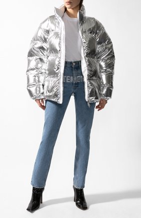 Мужская утепленная куртка VETEMENTS серебряного цвета по цене 191000 руб., арт. UAH21JA924/1303 | Фото 2 Мужская утепленная куртка VETEMENTS серебряного цвета, арт. UAH21JA924/1303 | Фото 2