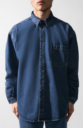 Мужская джинсовая рубашка VETEMENTS синего цвета по цене 110500 руб., арт. UAH21SH043/2801 | Фото 2 Мужская джинсовая рубашка VETEMENTS синего цвета, арт. UAH21SH043/2801 | Фото 2