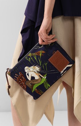 Женский клатч oblong loewe x paula's ibiza LOEWE темно-синего цвета по цене 32750 руб., арт. C630C63X01 | Фото 2 Женский клатч oblong loewe x paula's ibiza LOEWE темно-синего цвета, арт. C630C63X01 | Фото 2