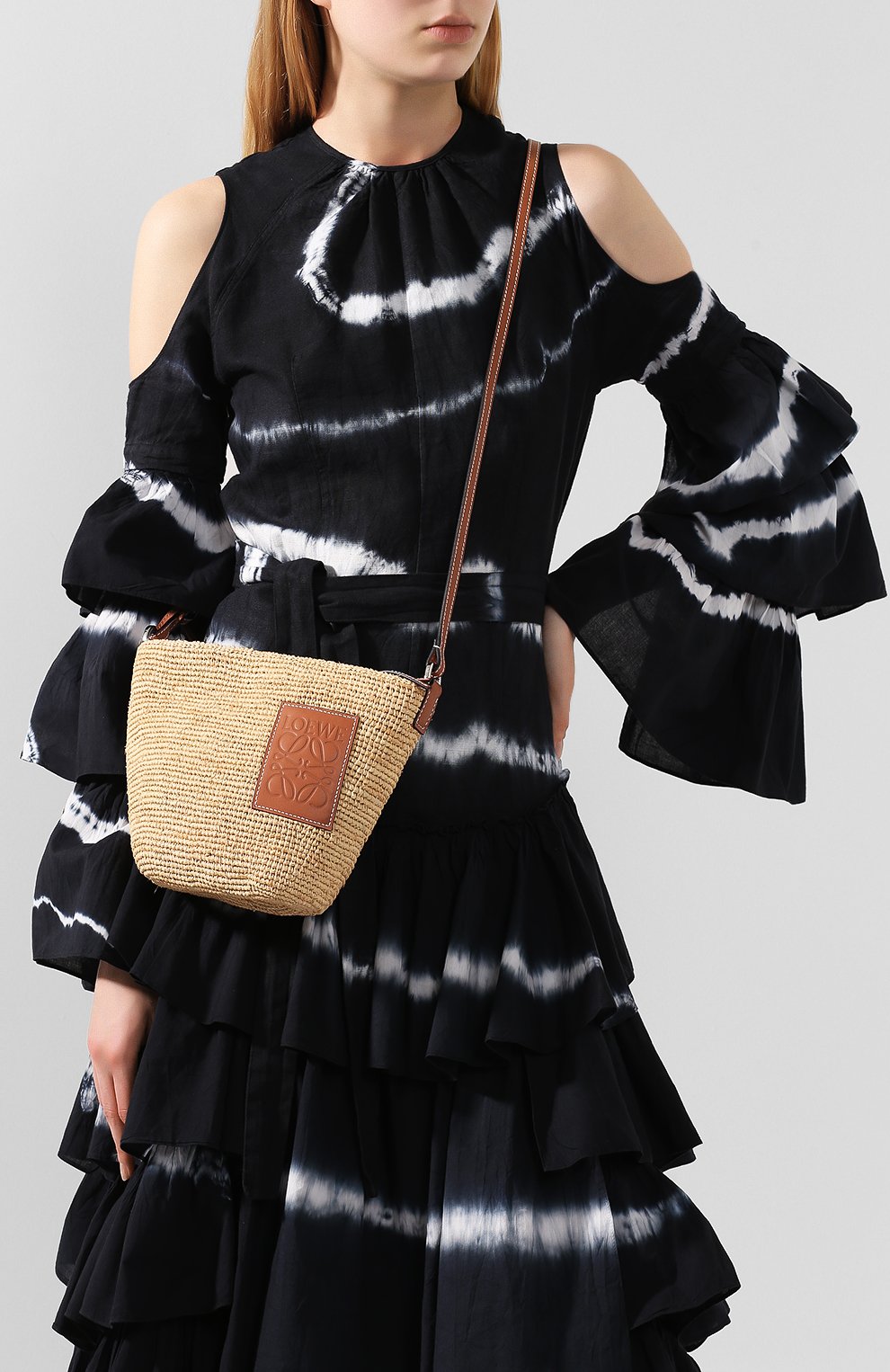 Женская коричневая сумка pochette loewe x paula's ibiza LOEWE — купить ...