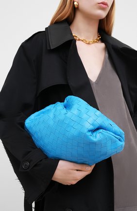 Женский клатч pouch BOTTEGA VENETA синего цвета по цене 192000 руб., арт. 576175/VCPP0 | Фото 2 Женский клатч pouch BOTTEGA VENETA синего цвета, арт. 576175/VCPP0 | Фото 2