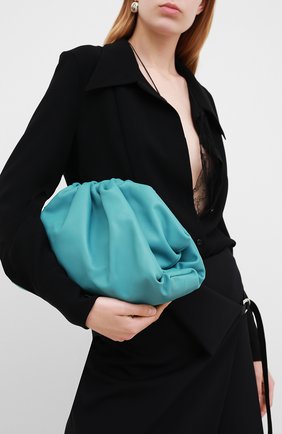 Женский клатч pouch BOTTEGA VENETA голубого цвета по цене 168000 руб., арт. 576227/VCP40 | Фото 2 Женский клатч pouch BOTTEGA VENETA голубого цвета, арт. 576227/VCP40 | Фото 2