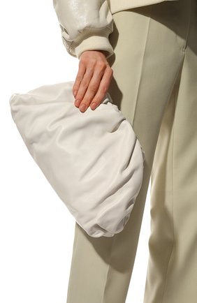 Женский клатч pouch BOTTEGA VENETA белого цвета по цене 168000 руб., арт. 576227/VCP40 | Фото 2 Женский клатч pouch BOTTEGA VENETA белого цвета, арт. 576227/VCP40 | Фото 2