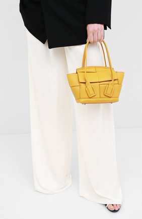 Женская сумка arco mini BOTTEGA VENETA желтого цвета по цене 174500 руб., арт. 600606/VA981 | Фото 2 Женская сумка arco mini BOTTEGA VENETA желтого цвета, арт. 600606/VA981 | Фото 2