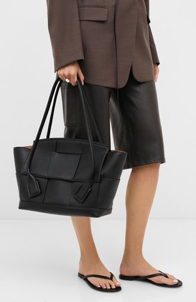 Женская сумка-шопер arco 48 BOTTEGA VENETA черного цвета по цене 236500 руб., арт. 598244/VA981 | Фото 2 Женская сумка-шопер arco 48 BOTTEGA VENETA черного цвета, арт. 598244/VA981 | Фото 2