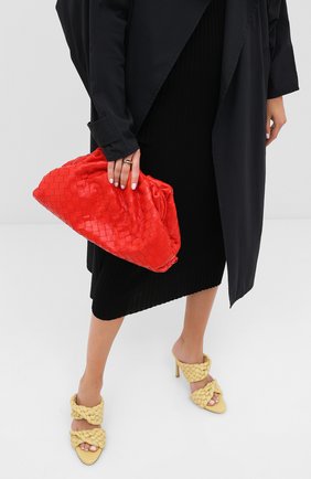 Женский клатч pouch BOTTEGA VENETA красного цвета по цене 192000 руб., арт. 576175/VCPP0 | Фото 2 Женский клатч pouch BOTTEGA VENETA красного цвета, арт. 576175/VCPP0 | Фото 2