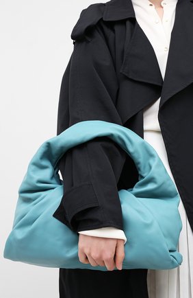 Женская сумка shoulder pouch BOTTEGA VENETA голубого цвета по цене 199500 руб., арт. 610524/VCP40 | Фото 2 Женская сумка shoulder pouch BOTTEGA VENETA голубого цвета, арт. 610524/VCP40 | Фото 2