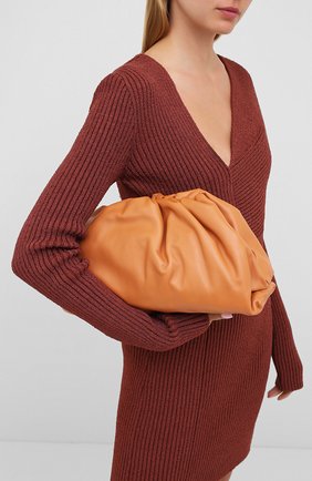 Женский клатч pouch BOTTEGA VENETA бежевого цвета по цене 168000 руб., арт. 576227/VCP40 | Фото 2 Женский клатч pouch BOTTEGA VENETA бежевого цвета, арт. 576227/VCP40 | Фото 2