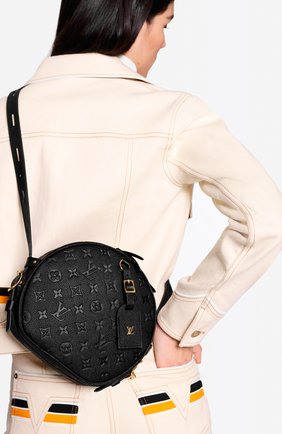 Женская сумка boite chapeau souple mm LOUIS VUITTON черного цвета по цене 198000 руб., арт. M45167 | Фото 2 Женская сумка boite chapeau souple mm LOUIS VUITTON черного цвета, арт. M45167 | Фото 2