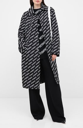Женский плащ VETEMENTS черно-белого цвета по цене 132000 руб., арт. UAH21JA028 1008/W | Фото 2 Женский плащ VETEMENTS черно-белого цвета, арт. UAH21JA028 1008/W | Фото 2
