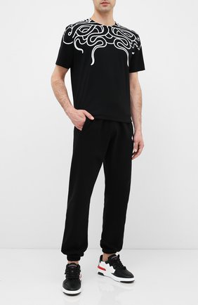 Мужская хлопковая футболка MARCELO BURLON черного цвета по цене 19450 руб., арт. CMAA018E20JER007 | Фото 2 Мужская хлопковая футболка MARCELO BURLON черного цвета, арт. CMAA018E20JER007 | Фото 2