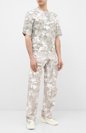 Мужские хлопковые брюки-карго MARCELO BURLON светло-серого цвета по цене 72500 руб., арт. CMCA158E20FAB001 | Фото 2 Мужские хлопковые брюки-карго MARCELO BURLON светло-серого цвета, арт. CMCA158E20FAB001 | Фото 2