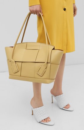 Женская сумка arco 48 BOTTEGA VENETA бежевого цвета по цене 299500 руб., арт. 598244/VMAP1 | Фото 2 Женская сумка arco 48 BOTTEGA VENETA бежевого цвета, арт. 598244/VMAP1 | Фото 2