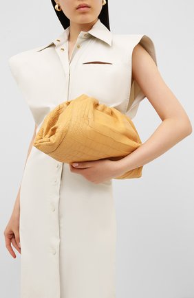 Женский клатч pouch из кожи аллигатора BOTTEGA VENETA бежевого цвета по цене 1980000 руб., арт. 576227/VCPX0/AMIS | Фото 2 Женский клатч pouch из кожи аллигатора BOTTEGA VENETA бежевого цвета, арт. 576227/VCPX0/AMIS | Фото 2