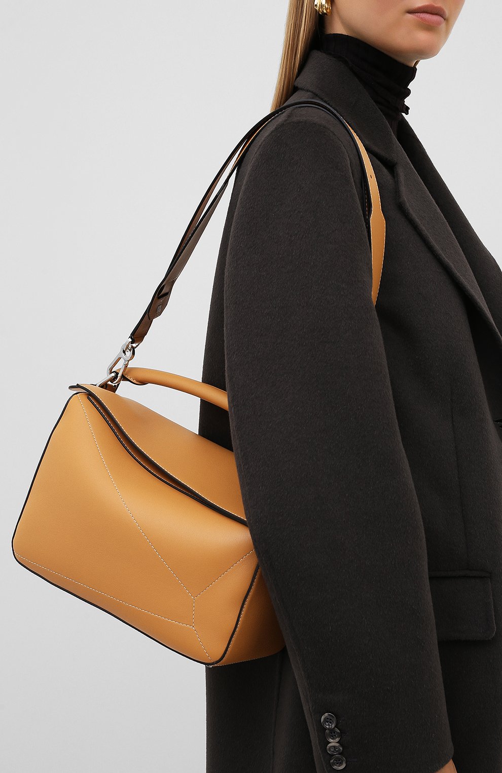 Женская сумка puzzle LOEWE бежевого цвета по цене 234500 руб., арт. 326.77AC41 | Фото 5 Женская сумка puzzle LOEWE бежевого цвета, арт. 326.77AC41 | Фото 5