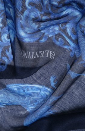 Женская шаль из кашемира и шелка valentino garavani VALENTINO синего цвета по цене 59950 руб., арт. UW2EB104/GSP | Фото 2 Женская шаль из кашемира и шелка valentino garavani VALENTINO синего цвета, арт. UW2EB104/GSP | Фото 2