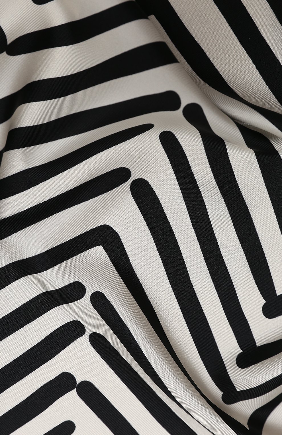 Женский шелковый платок  VALENTINO черно-белого цвета, арт. UW2EI114/XJF | Фото 2 (Принт: С принтом; Материал: Текстиль, Шелк)